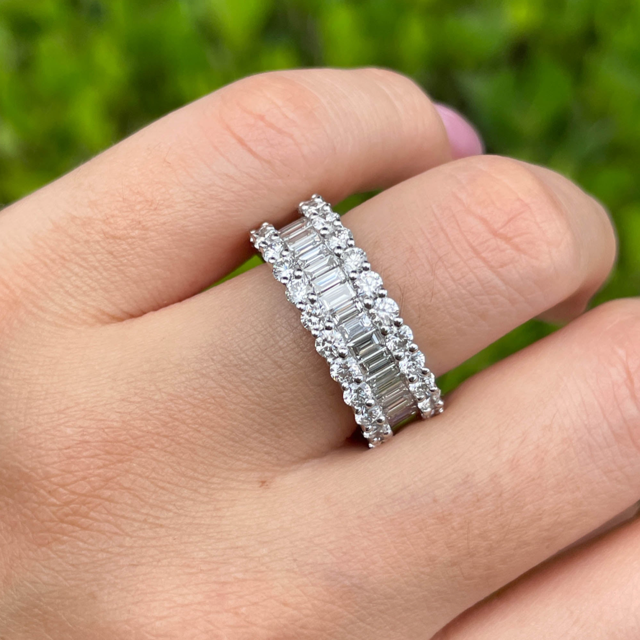 JAY FEDER 18K WHITE GOLD ROUND AND BAGUETTE DIAMOND ETERNITY BAND RING