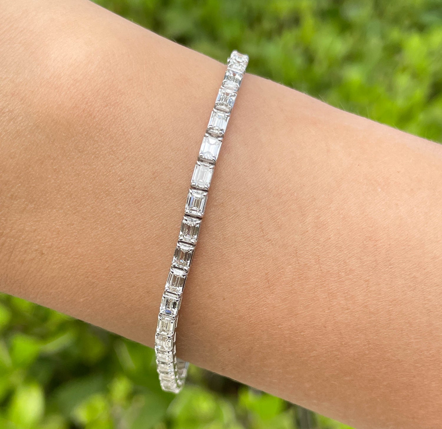 JAY FEDER 18K WHITE GOLD EMERALD CUT DIAMOND EAST TO WEST TENNIS BRACELET