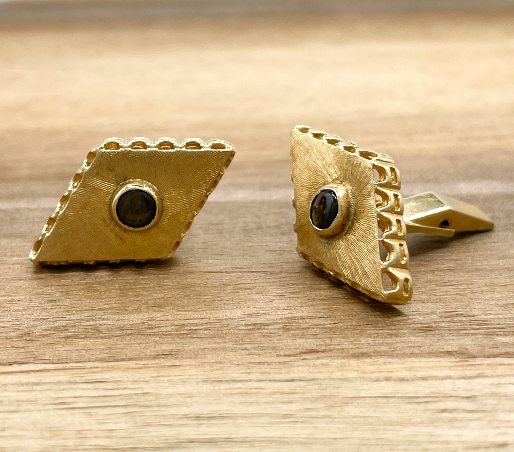 JAY FEDER 14K YELLOW GOLD KITE SHAPED CUFFLINKS