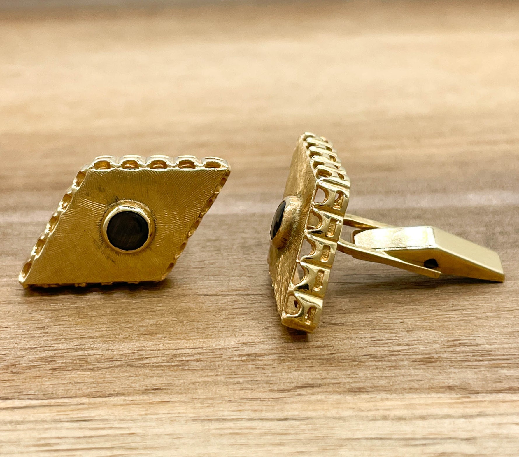 JAY FEDER 14K YELLOW GOLD KITE SHAPED CUFFLINKS