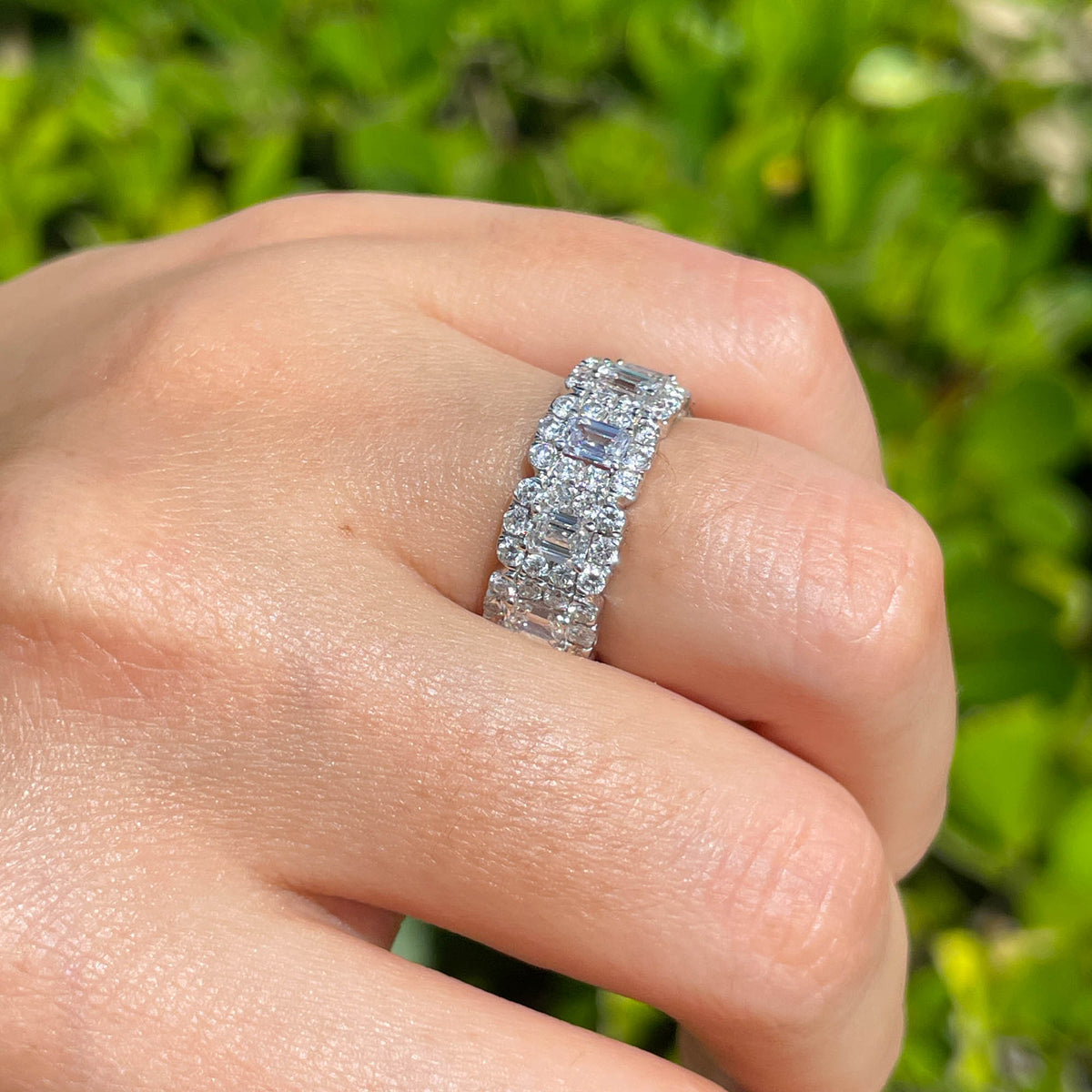 JAY FEDER 18K WHITE GOLD DIAMOND EMERALD HALO ETERNITY BAND RING