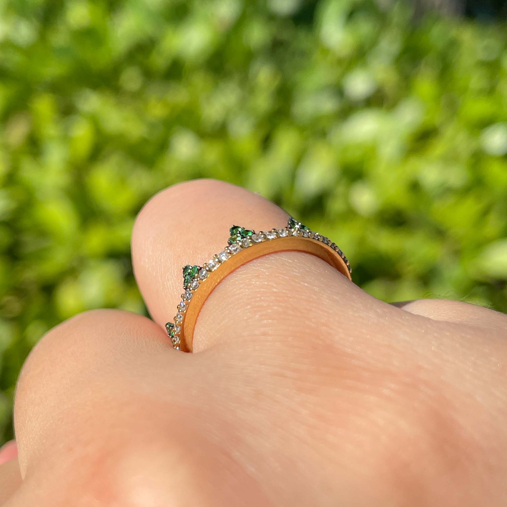 Khai Khai 18k Yellow Gold Tsavorite Diamond Jaws Band Ring