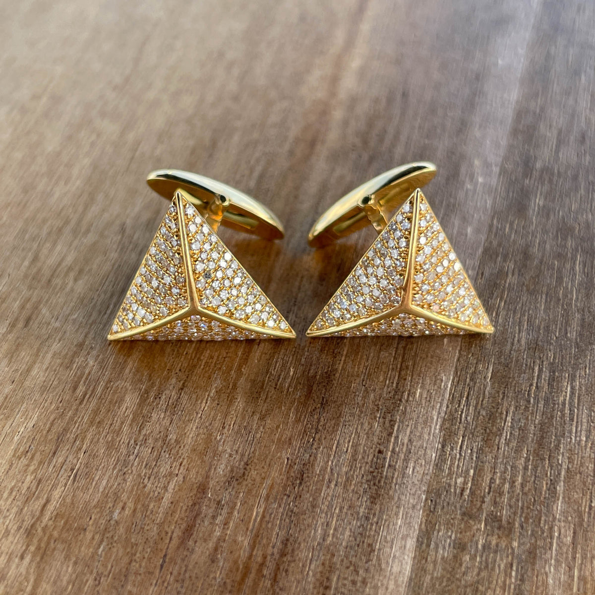 JAY FEDER 14K YELLOW GOLD DIAMOND TRIANGLE CUFFLINKS