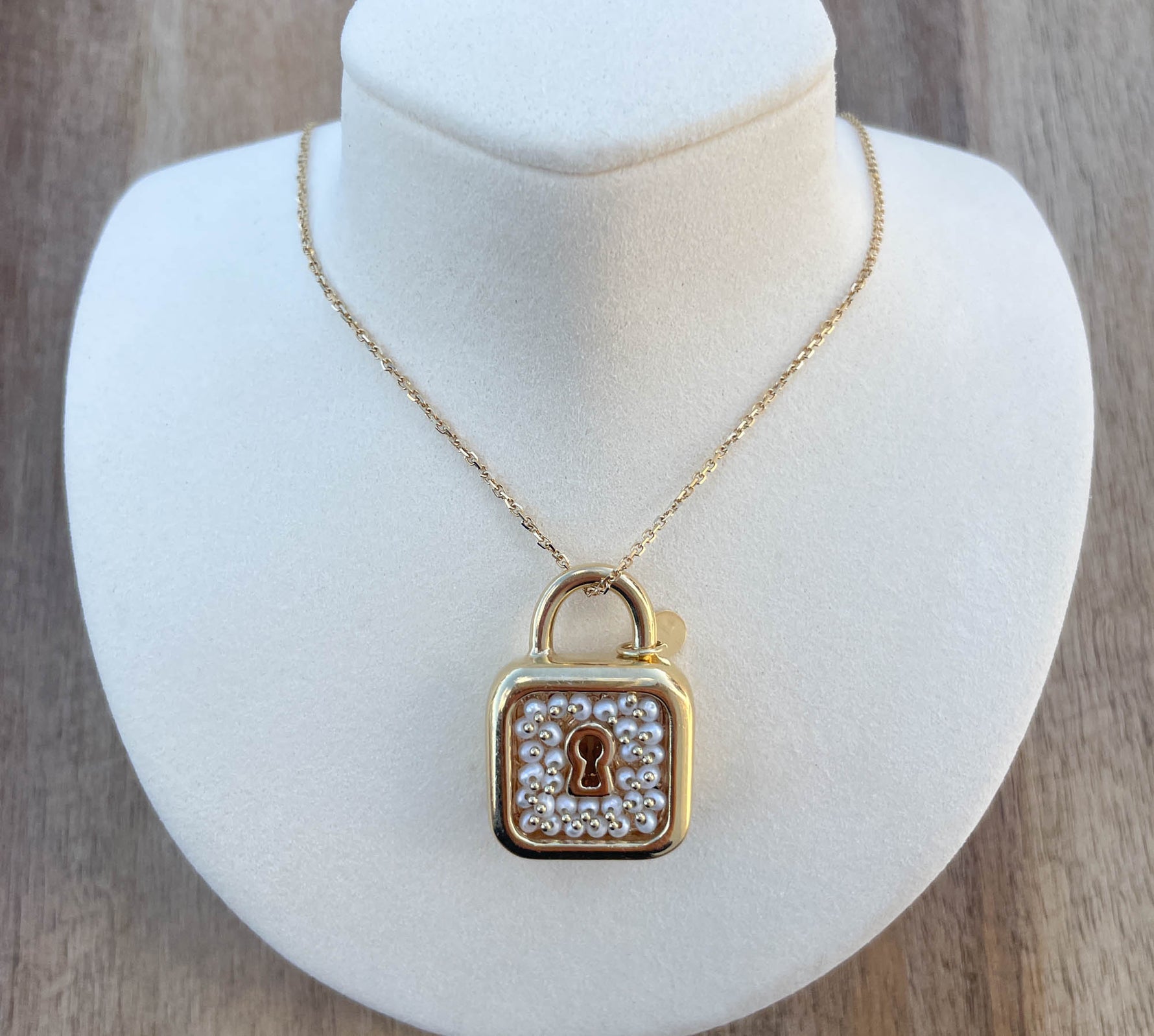 JAY FEDER 14K YELLOW GOLD PEARL LOCK NECKLACE