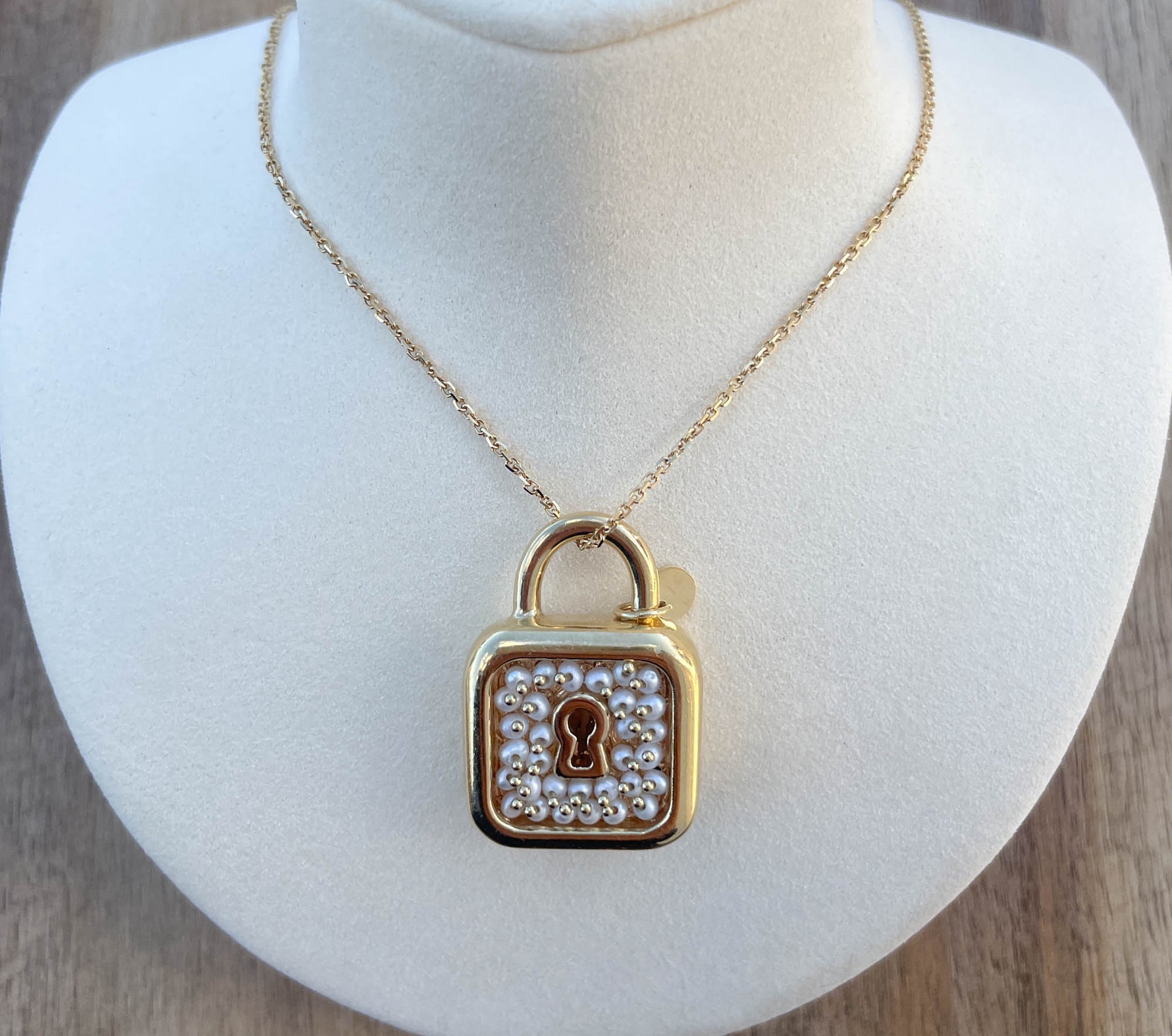 JAY FEDER 14K YELLOW GOLD PEARL LOCK NECKLACE