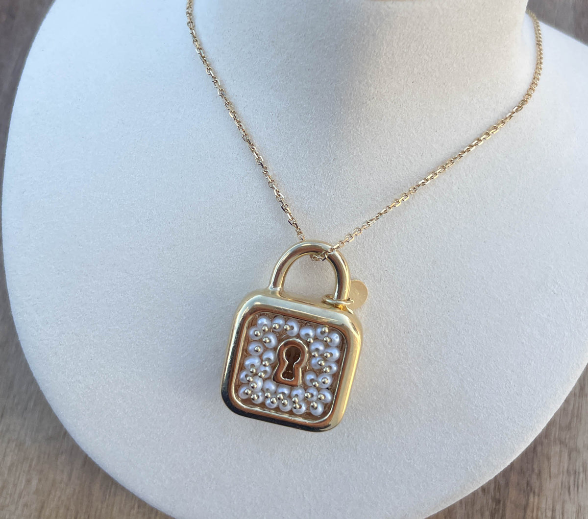 JAY FEDER 14K YELLOW GOLD PEARL LOCK NECKLACE