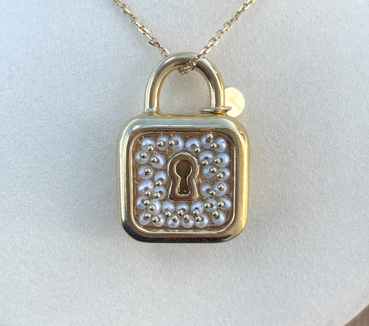 JAY FEDER 14K YELLOW GOLD PEARL LOCK NECKLACE