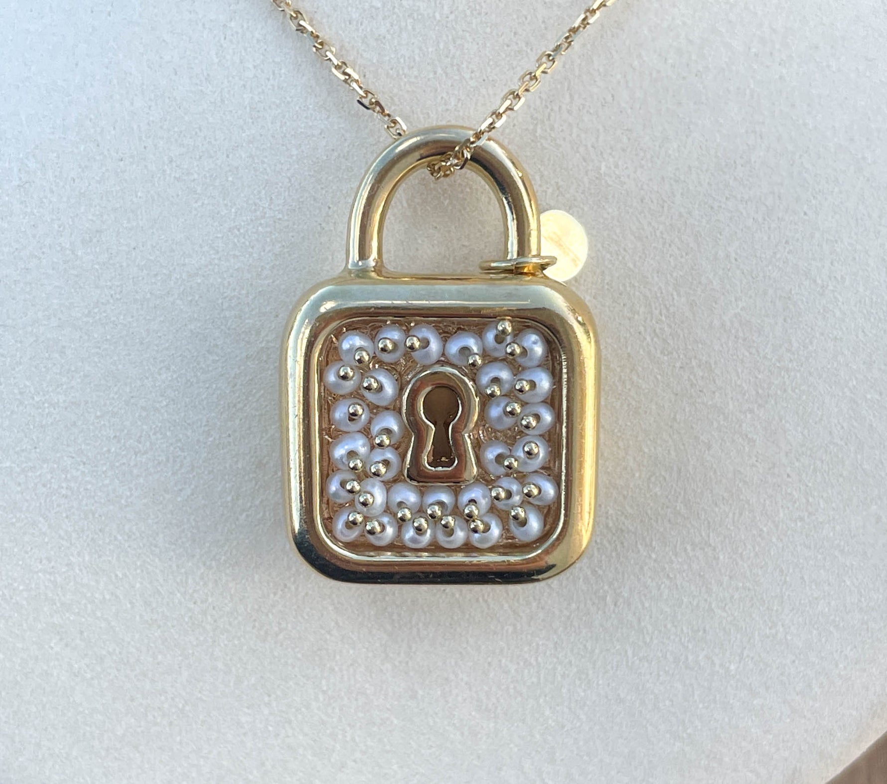 JAY FEDER 14K YELLOW GOLD PEARL LOCK NECKLACE