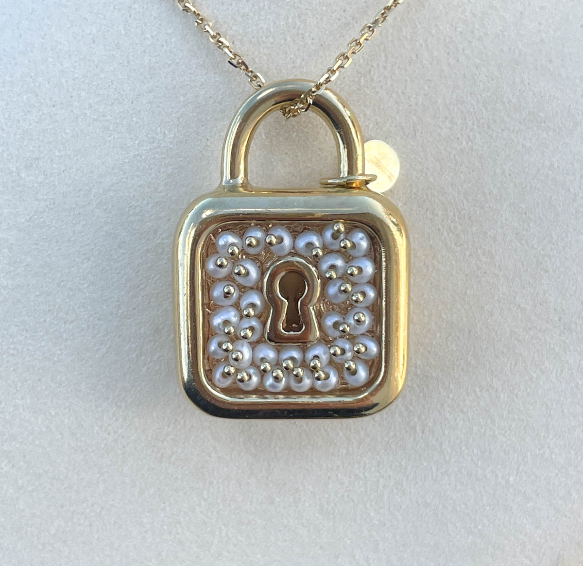 JAY FEDER 14K YELLOW GOLD PEARL LOCK NECKLACE