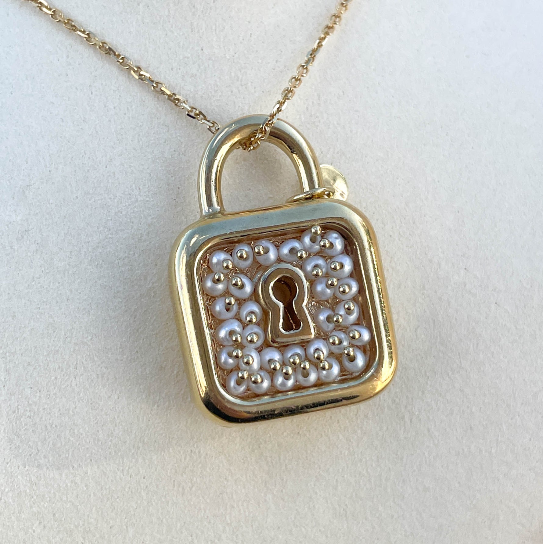 JAY FEDER 14K YELLOW GOLD PEARL LOCK NECKLACEJAY FEDER 14K YELLOW GOLD PEARL LOCK NECKLACE